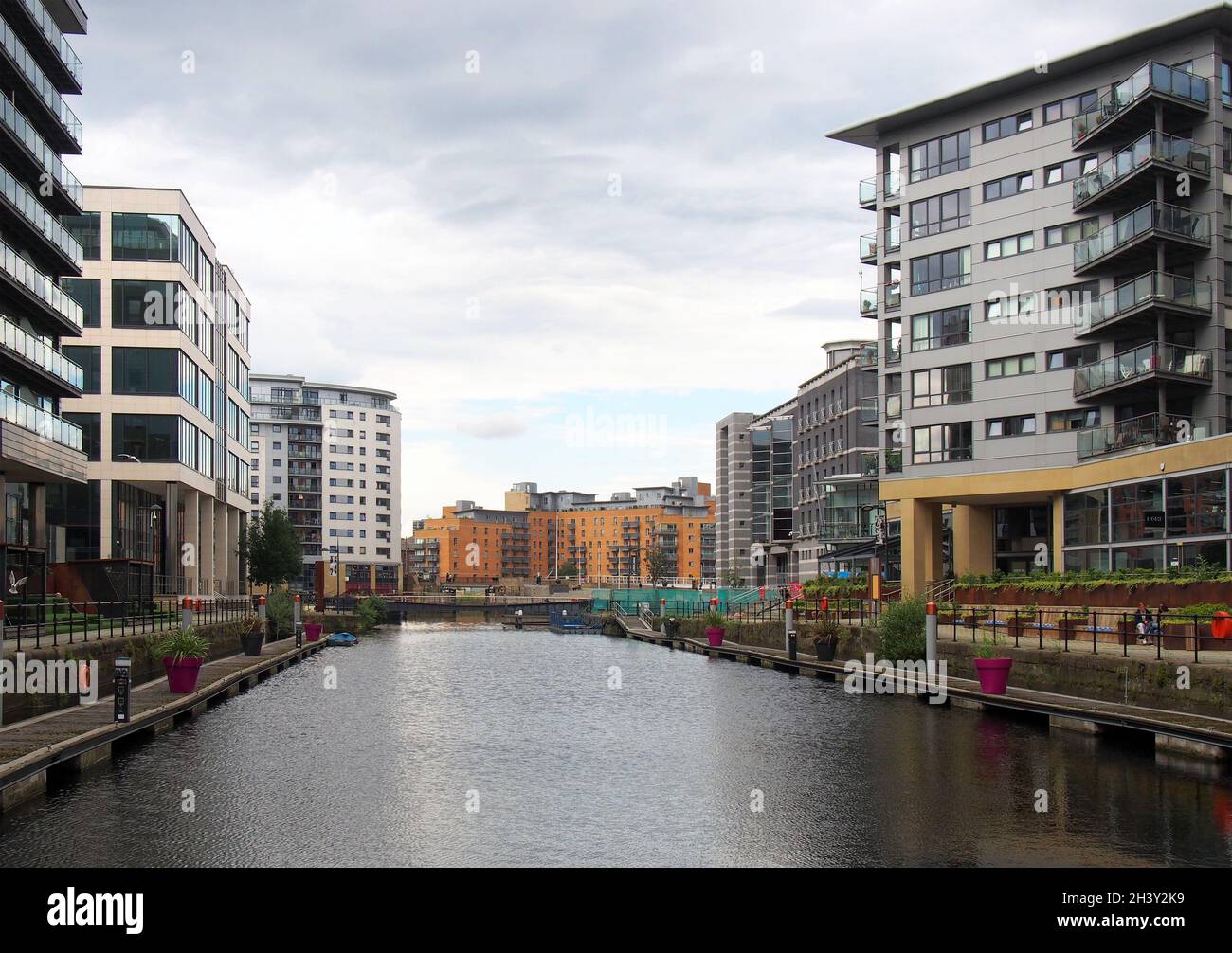 Blick entlang der Hafenanlage in leeds mit Gebäuden am Wasser Stockfoto