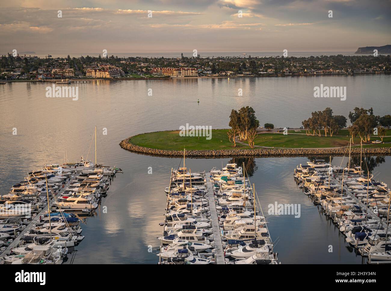 San Diego, Kalifornien, USA - 4. Oktober 2021: South Embarcadero Boardwalk. Sonnenaufgang über der Nordinsel Coronado mit Ozeantor hinten und Yachthafen Stockfoto