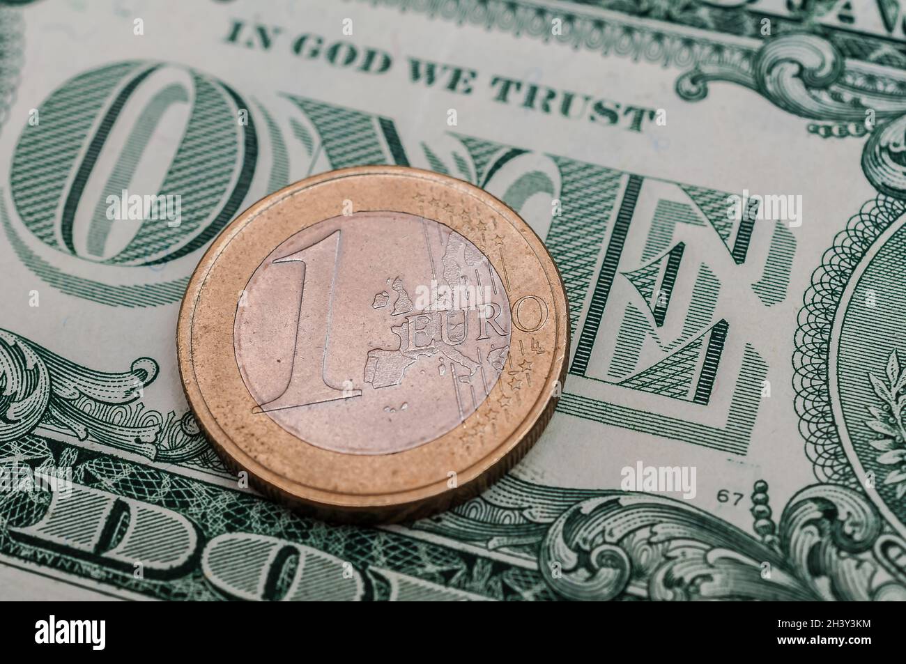 Eine US-Dollar- und 1-Euro-Münze Stockfoto