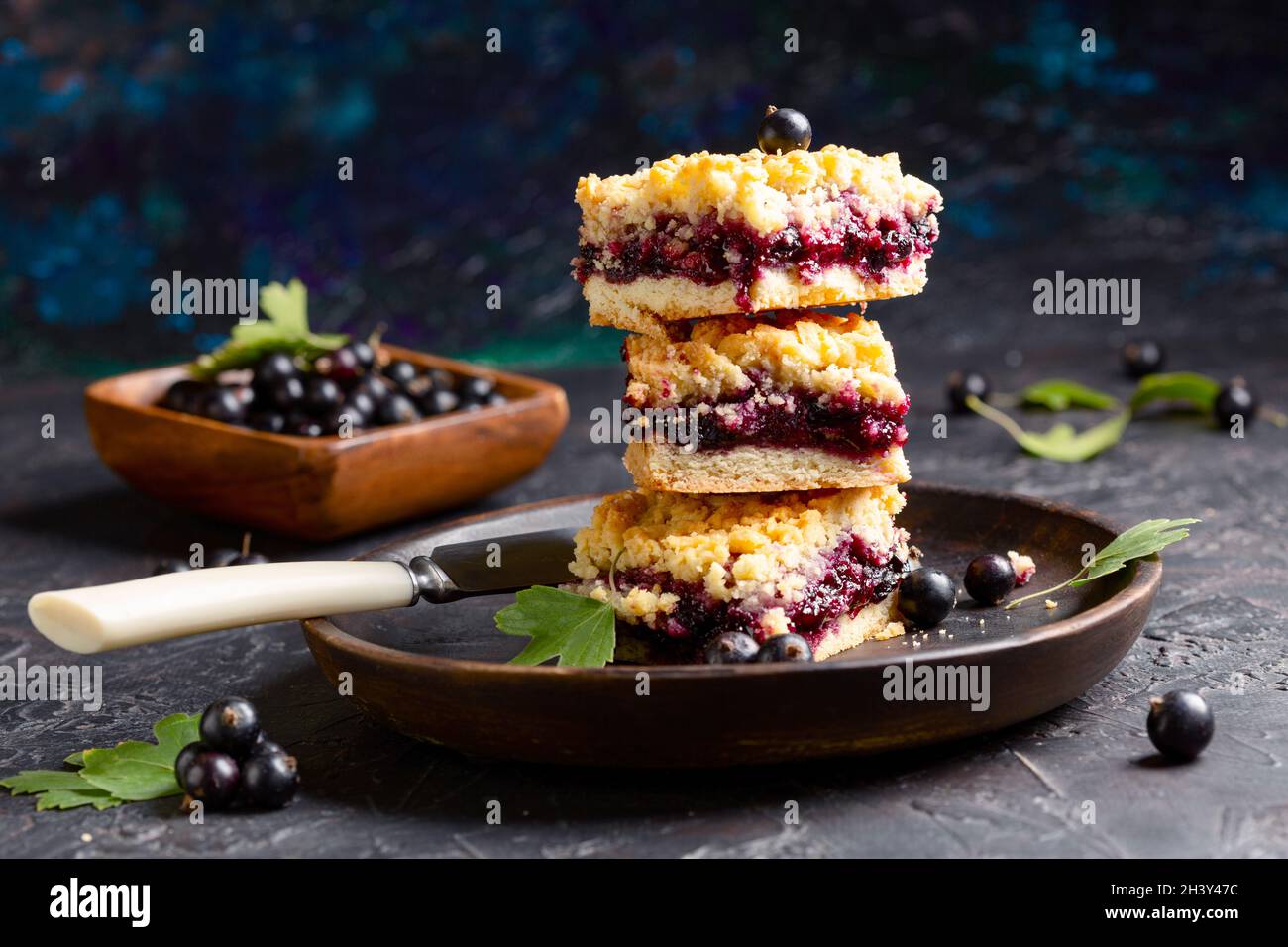Scheiben von Beerenpastete mit Streusel. Stockfoto