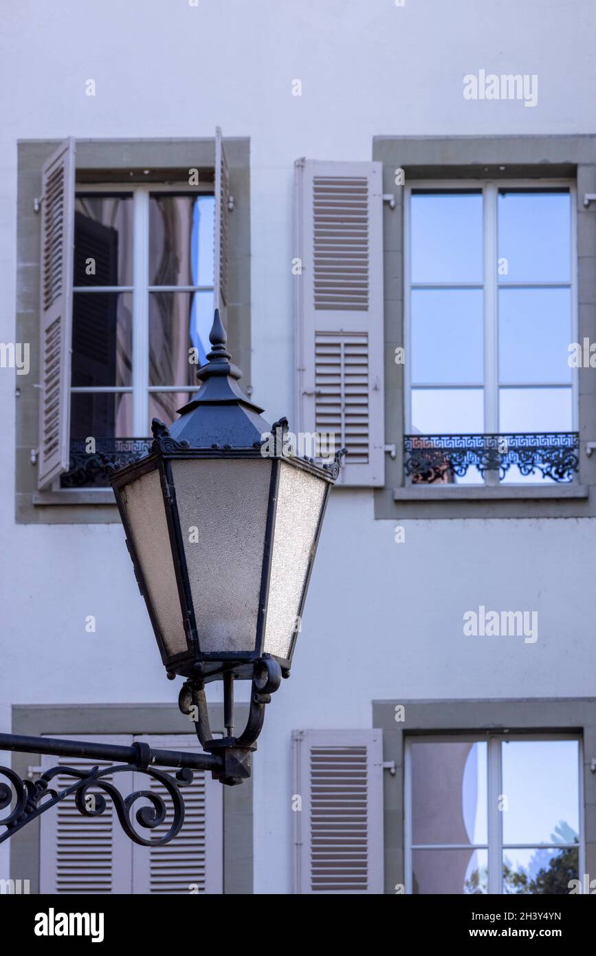 Alte Straßenlaterne vor Fenstern mit Fensterläden, Altstadt, Genf, Schweiz Stockfoto
