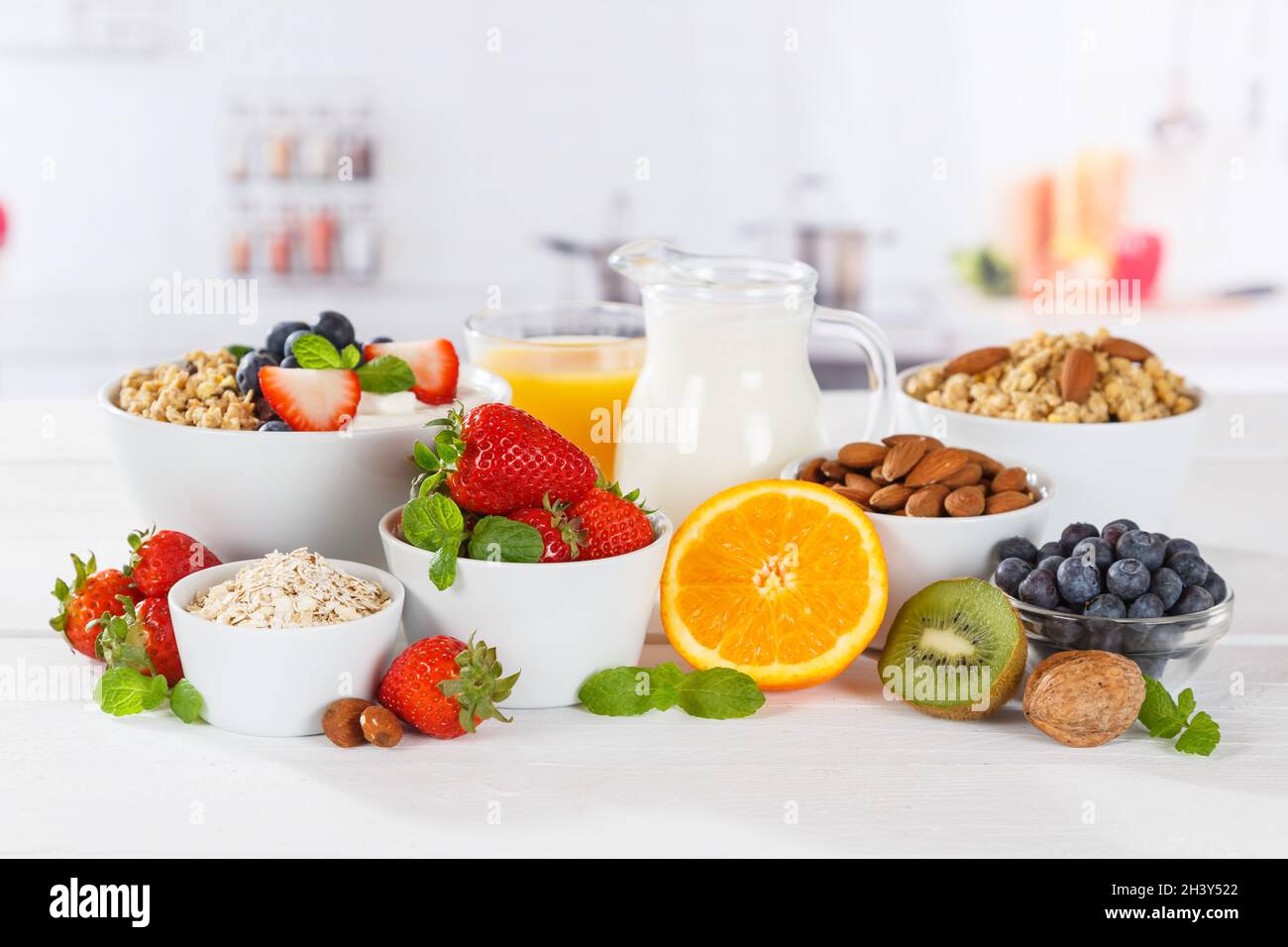 Gesundes Frühstück Erdbeer Joghurt Früchte Essen Müsli Obst Joghurt gesunde Ernährung Stockfoto