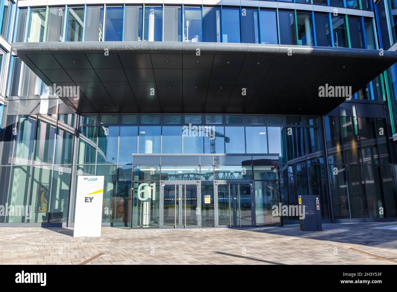 Der Hauptsitz von Ernst Young EY befindet sich im Skyloop-Gebäude am Flughafen Stuttgart in Deutschland Stockfoto