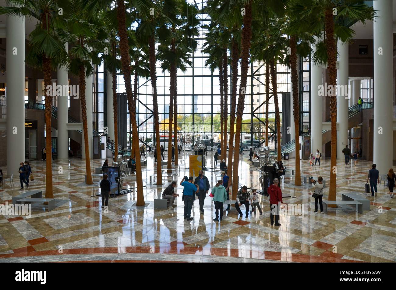 Im Brookfield Place in NYC wird eine interaktive Installation von Gabe BC mit dem Namen Memento Mori präsentiert, die den Wintergarten mit überlebensgroßen Skeletten umgestaltet Stockfoto