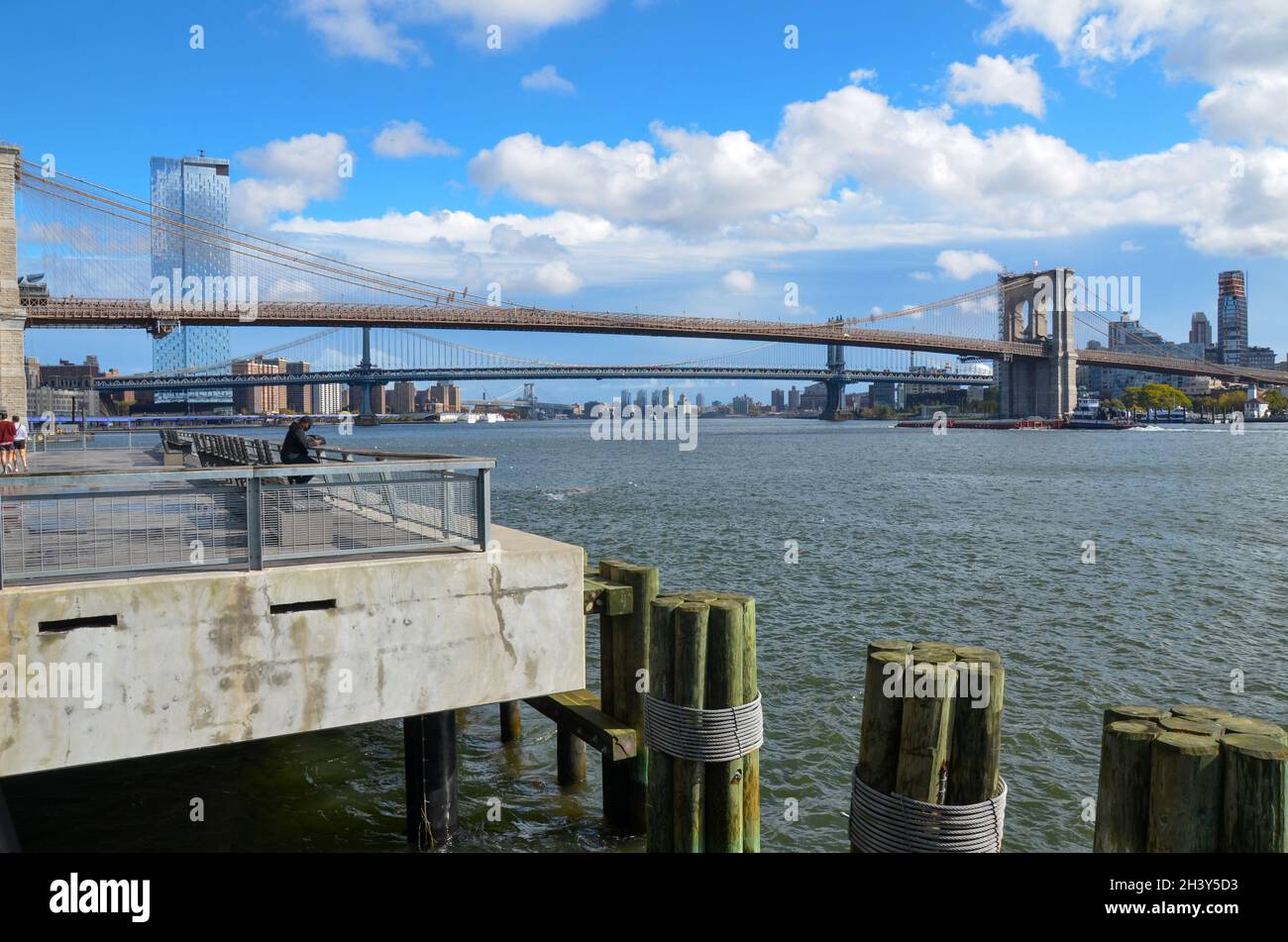 Die Brooklyn Bridge ist am 30. Oktober 2021 aus der Ferne in New York City zu sehen. Stockfoto