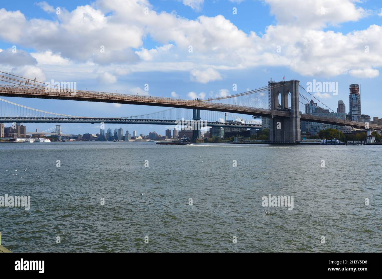 Die Brooklyn Bridge ist am 30. Oktober 2021 aus der Ferne in New York City zu sehen. Stockfoto