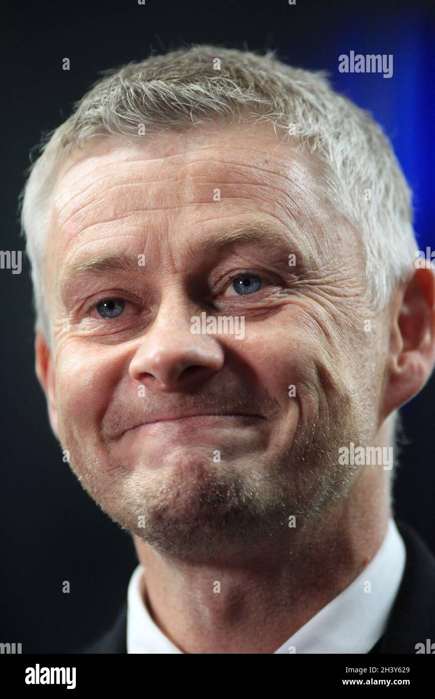 Ole Gunnar Solskjaer , der Manager von Manchester United, kümmert sich um das Spiel. Premier League Spiel, Tottenham Hotspur gegen Manchester Utd im Tottenham Hotspur Stadium in London am Samstag, den 30. Oktober 2021. Dieses Bild darf nur für redaktionelle Zwecke verwendet werden. Nur zur redaktionellen Verwendung, Lizenz für kommerzielle Nutzung erforderlich. Keine Verwendung bei Wetten, Spielen oder Veröffentlichungen in einem Club/einer Liga/einem Spieler. Bild von Steffan Bowen/Andrew Orchard Sports Photography/Alamy Live News Stockfoto