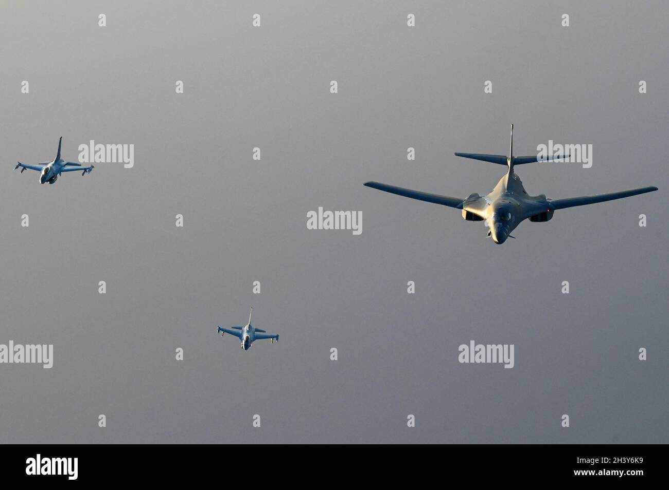 Royal Bahraini Air Force F-16C kämpft Falken in Formation mit einem US Air Force B-1B Lancer über dem Persischen Golf als Teil einer Präsenz Patrouille über dem Verantwortungsbereich des US Central Command 30. Oktober 2021. Diese Mission ist die fünfte ihrer Art im Jahr 2021 und zeigt erfolgreich die Stärke der US-Sicherheitsbeziehungen und -Fähigkeiten in der Region. (USA Luftwaffe Foto von Senior Airman Jerreht Harris) Stockfoto