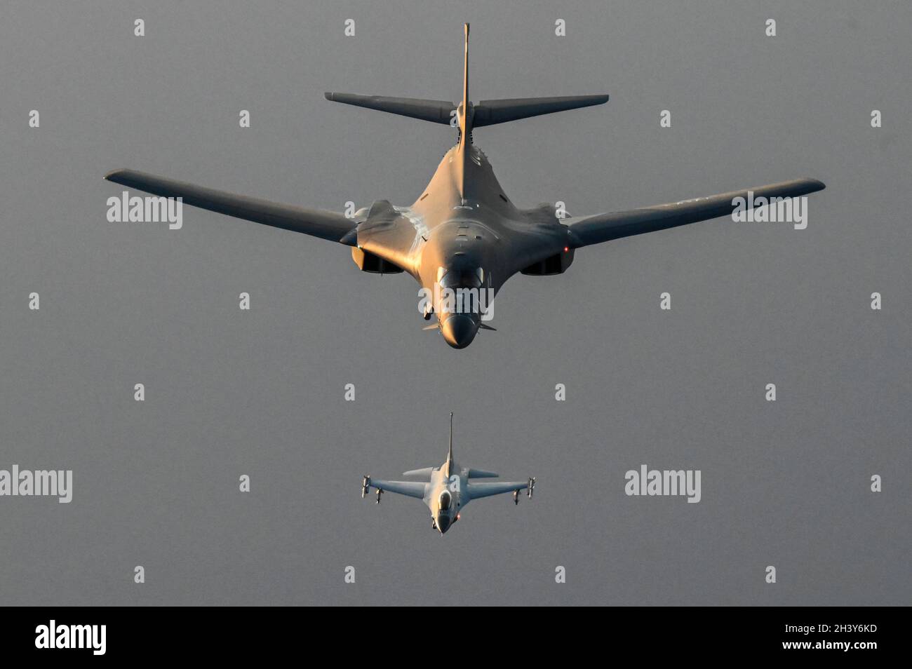 Royal Bahraini Air Force F-16C kämpft Falken in Formation mit einem US Air Force B-1B Lancer über dem Persischen Golf als Teil einer Präsenz Patrouille über dem Verantwortungsbereich des US Central Command 30. Oktober 2021. Der Flug war eine fünfstündige, non-stop multilaterale Mission mit Beteiligung von Luftstreitkräften, die folgende Länder umfassen: Bahrain, Ägypten, Israel und das Königreich Saudi-Arabien. (USA Luftwaffe Foto von Senior Airman Jerreht Harris) Stockfoto