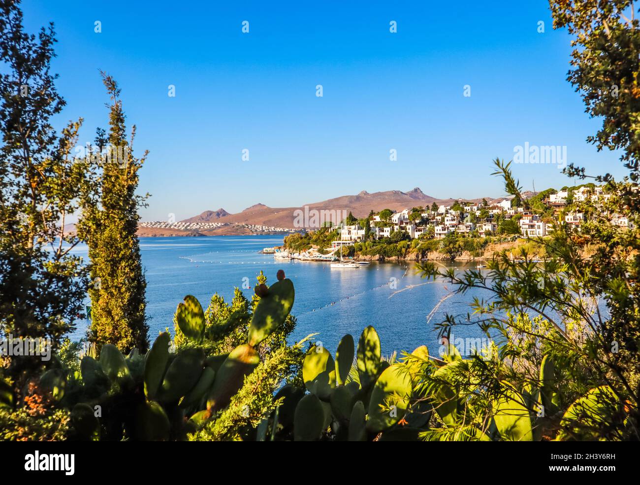 Ägäischen Küste mit wunderbaren blauen Wasser, reiche Natur, Inseln, Berge und kleine weisse Häuser Stockfoto
