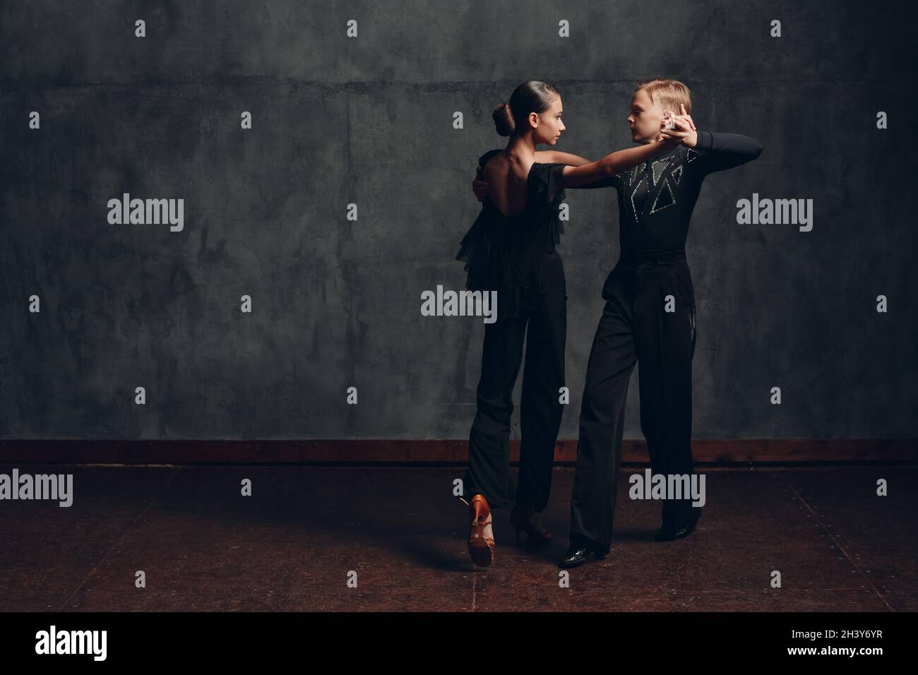 Junge Paare tanzen im Tanzsaal Paso Doble Stockfoto