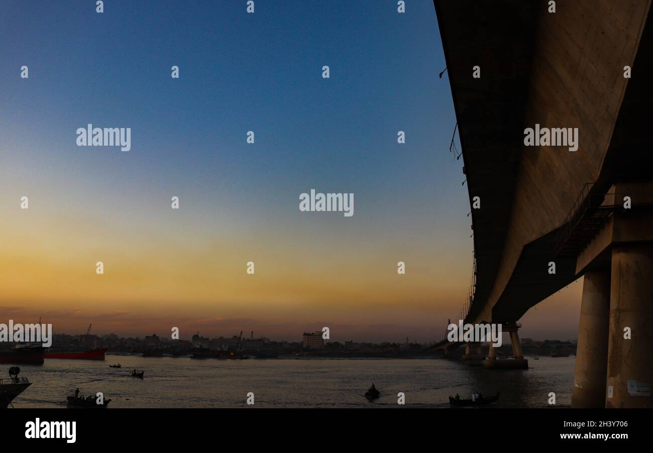 Abendlandschaft des Karnaphuli Flusses mit Shah Amanat Brücke in Chittagong, Bangladesch an einem Wintertag. Stockfoto