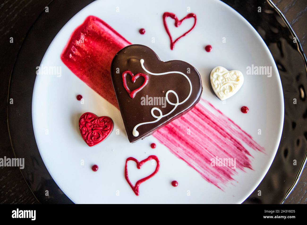 Ein Schokoladendessert in Herzform, zubereitet zum Valentinstag. Stockfoto