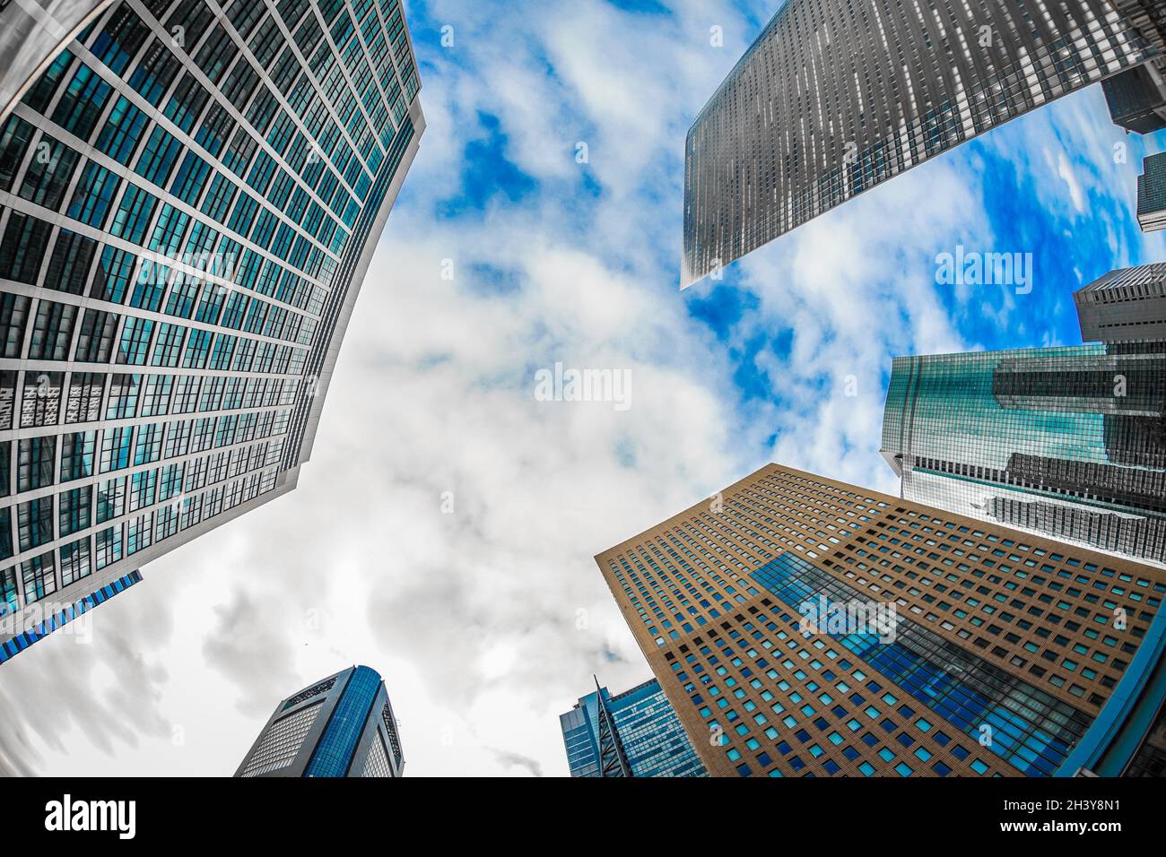 Minato-ku, Tokyo Shiodome Bürogebäude und blauer Himmel Stockfoto