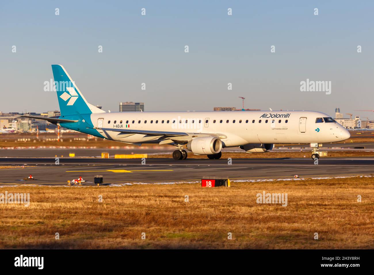 Air Dolomiti Embraer 195 Aircraft Frankfurt Airport in Deutschland Stockfoto