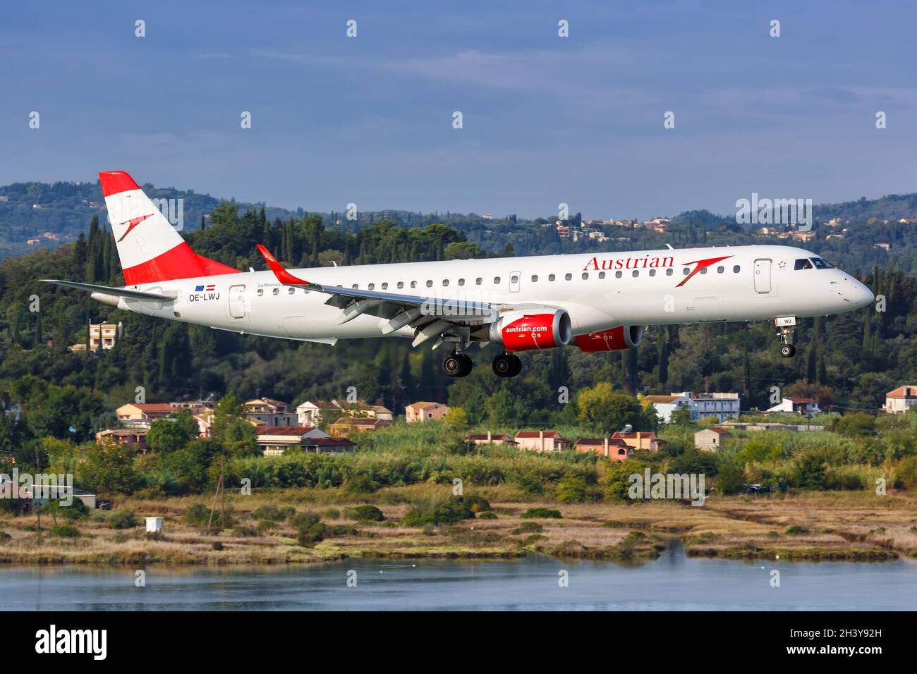 Austrian Airlines Embraer 195 Aircraft Corfu Airport in Griechenland Stockfoto
