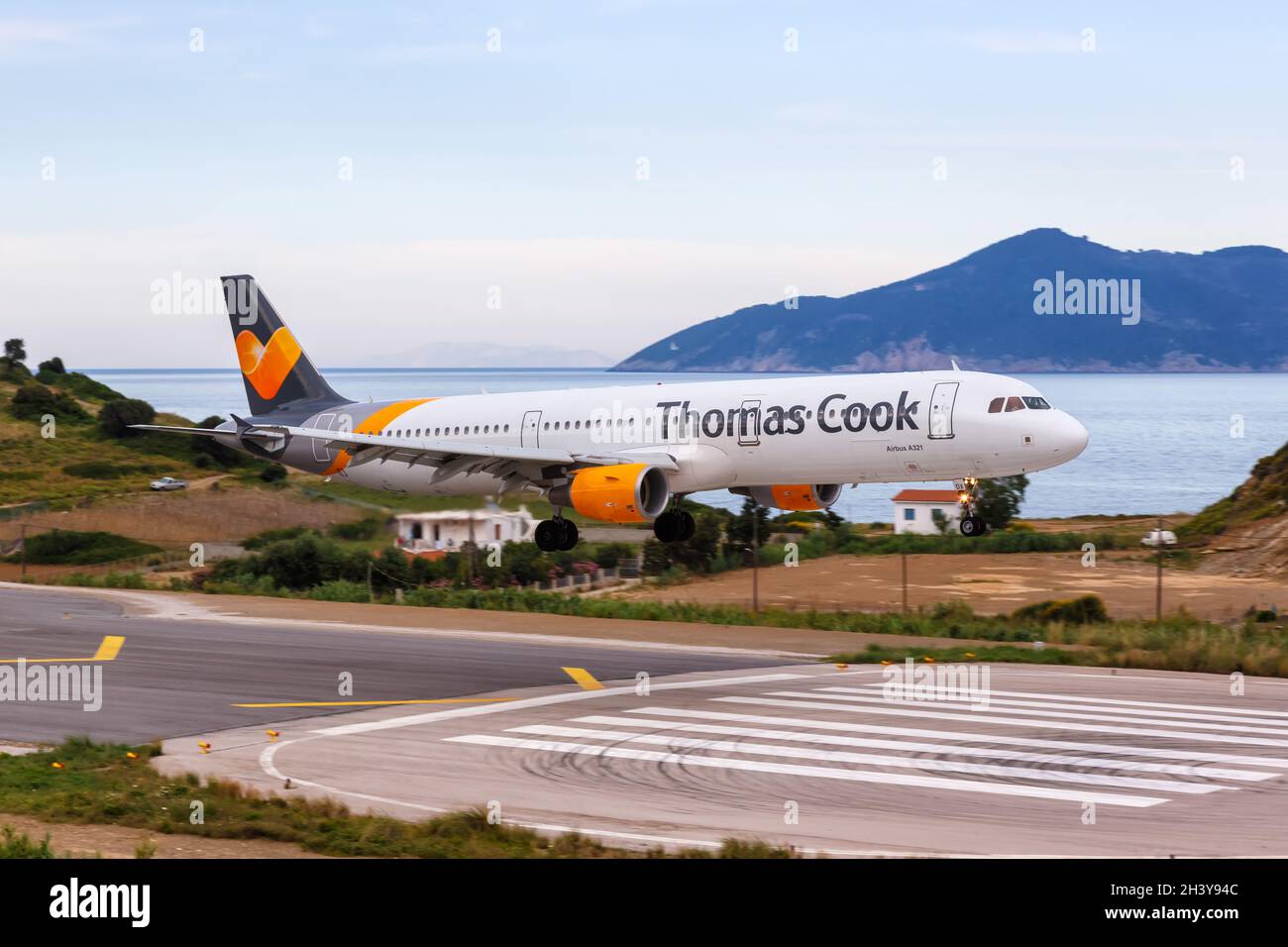 Thomas Cook Airlines Airbus A321 Aircraft Skiathos Airport in Griechenland Stockfoto