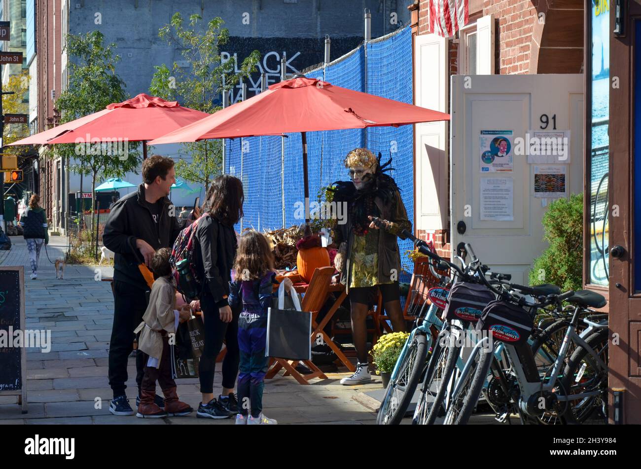 In New York City werden Menschen in ihren Halloween-Kostümen gesehen. (Foto von Ryan Rahman/Pacific Press) Stockfoto