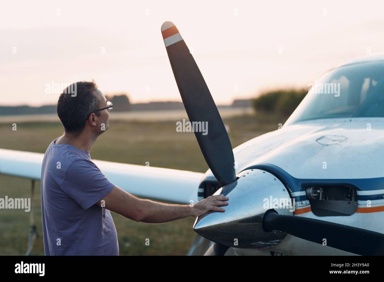 Pilot Mann steht neben einem kleinen Privatflugzeug. Stockfoto