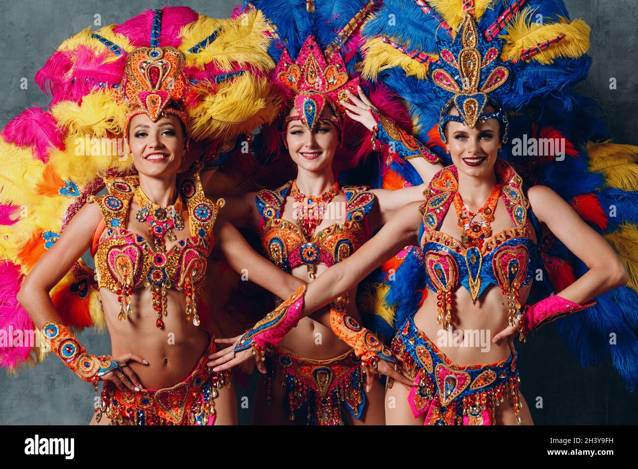 Drei Frau im brasilianischen Samba Karnevalskostüm mit bunten Federn Gefieder Stockfoto