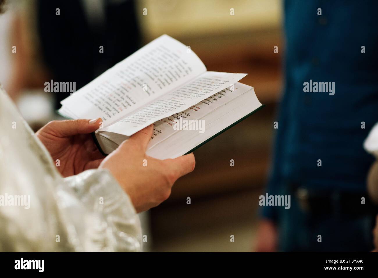 Orthodoxer christlicher Priester und Heilige Bibel in der Kirche. Epiphanie Zeremonie Ritus. Stockfoto