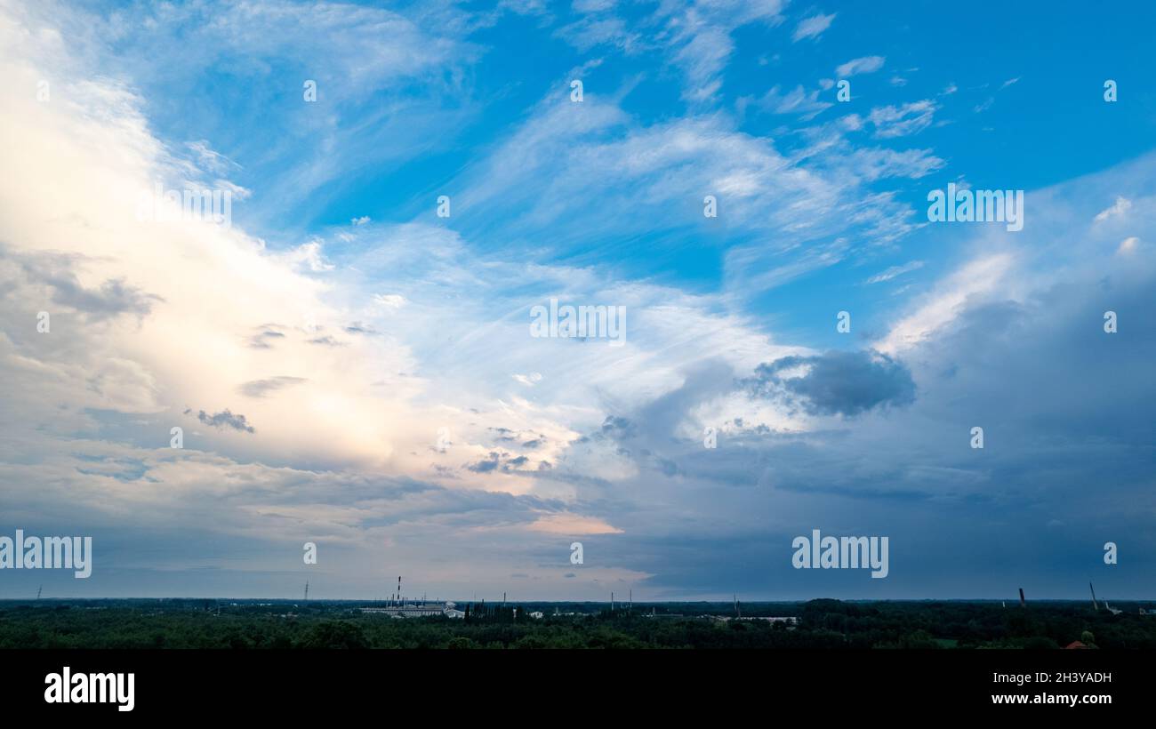 Luftaufnahme von einer Drohne eines wunderschönen dramatischen und farbenfrohen Sonnenuntergangs an der Küste des Sees. Naturlandschaft. Natur in Europa Stockfoto