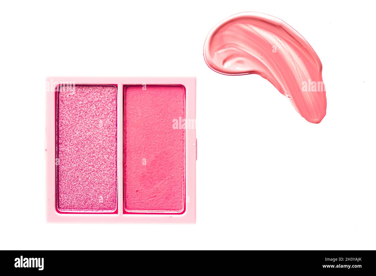 Lidschatten Puder oder Rouge Make-up Palette als flaches Lay, rosa kosmetische Abstrich, Lidschatten und Lipgloss isoliert auf weißem Hintergrund Stockfoto