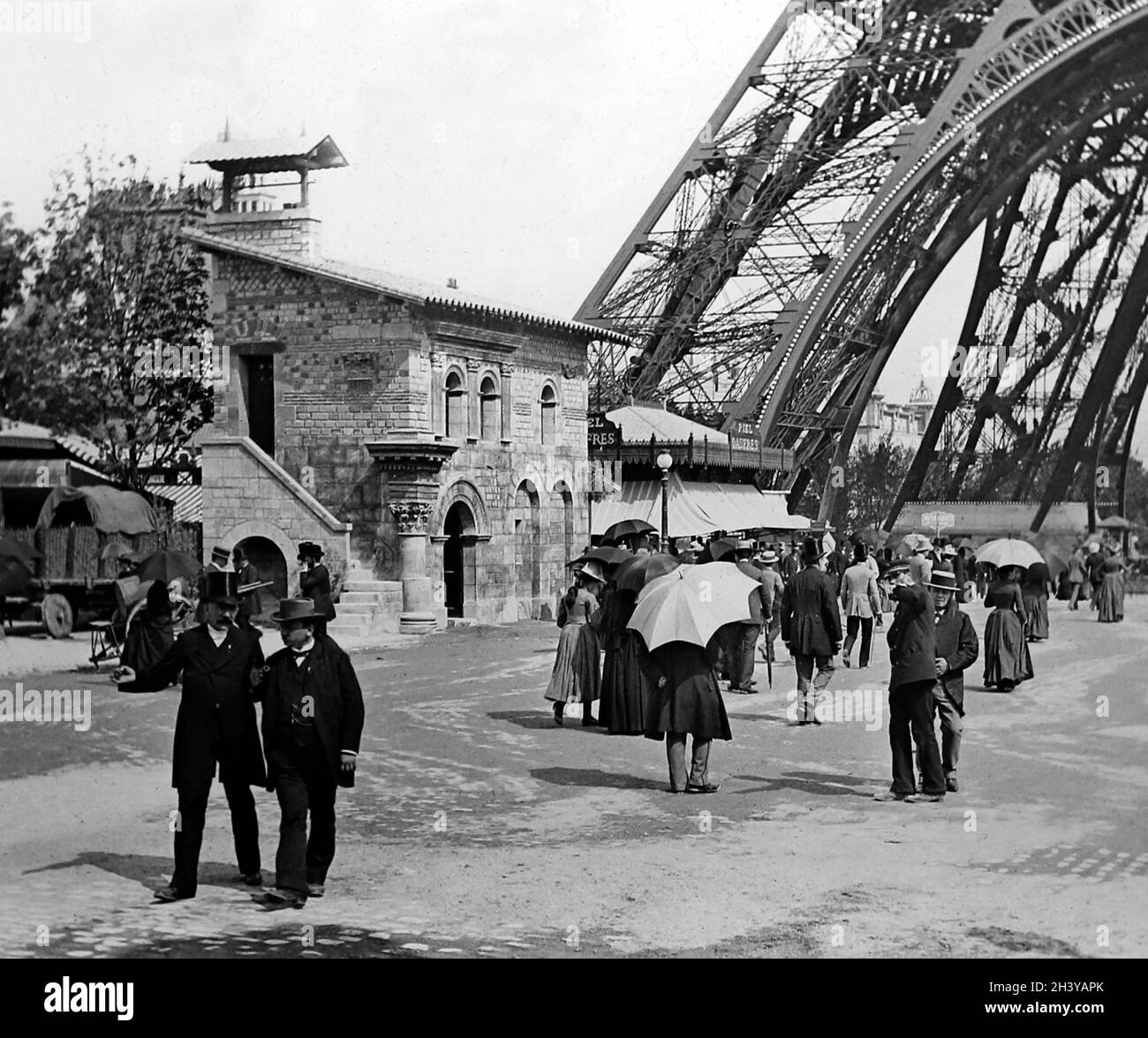 Unter dem Eiffelturm, 1889 Exposition Universelle, Paris, Frankreich Stockfoto