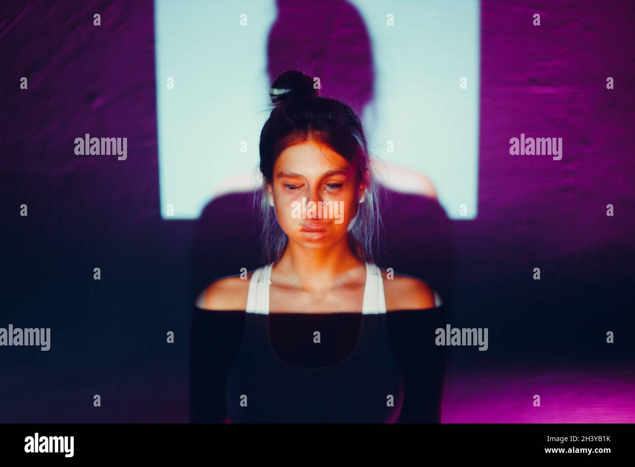 Surreales Porträt von zwei Frauen mit psychischen Störungen konfrontiert Stockfoto