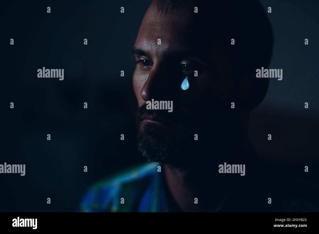 Weinender trauriger Mann Porträt mit Tränen in den Augen. Stockfoto