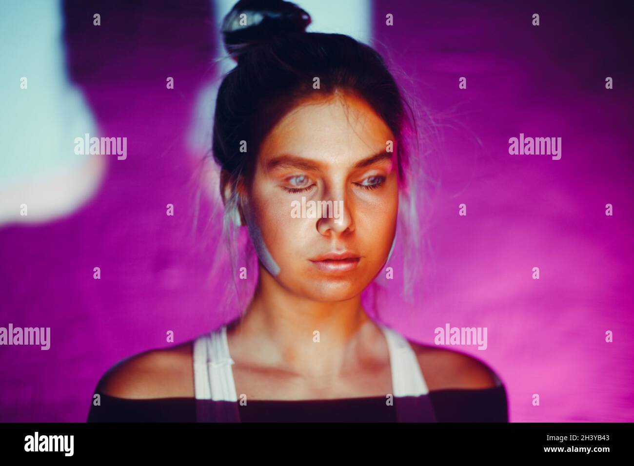 Surreales Porträt von zwei Frauen mit psychischen Störungen konfrontiert Stockfoto