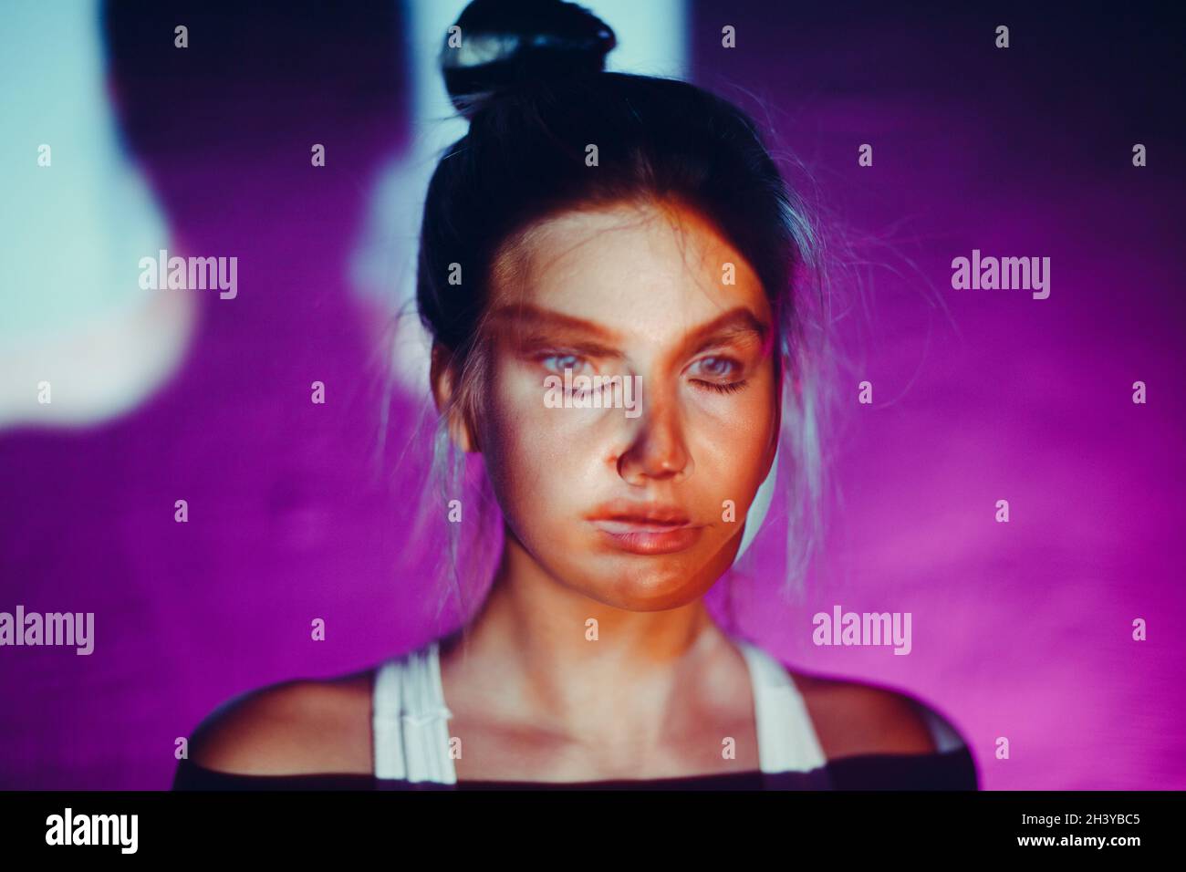 Surreales Porträt von zwei Frauen mit psychischen Störungen konfrontiert Stockfoto