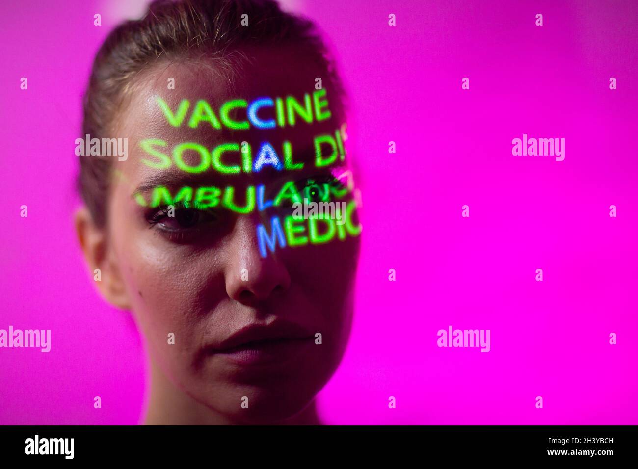 Junge Erwachsene Frau mit Wort ruhig aus Worten Impfstoff zusammengesetzt Soziale Fernambulanz und medizinische Versicherung auf ihrem Gesicht Stockfoto