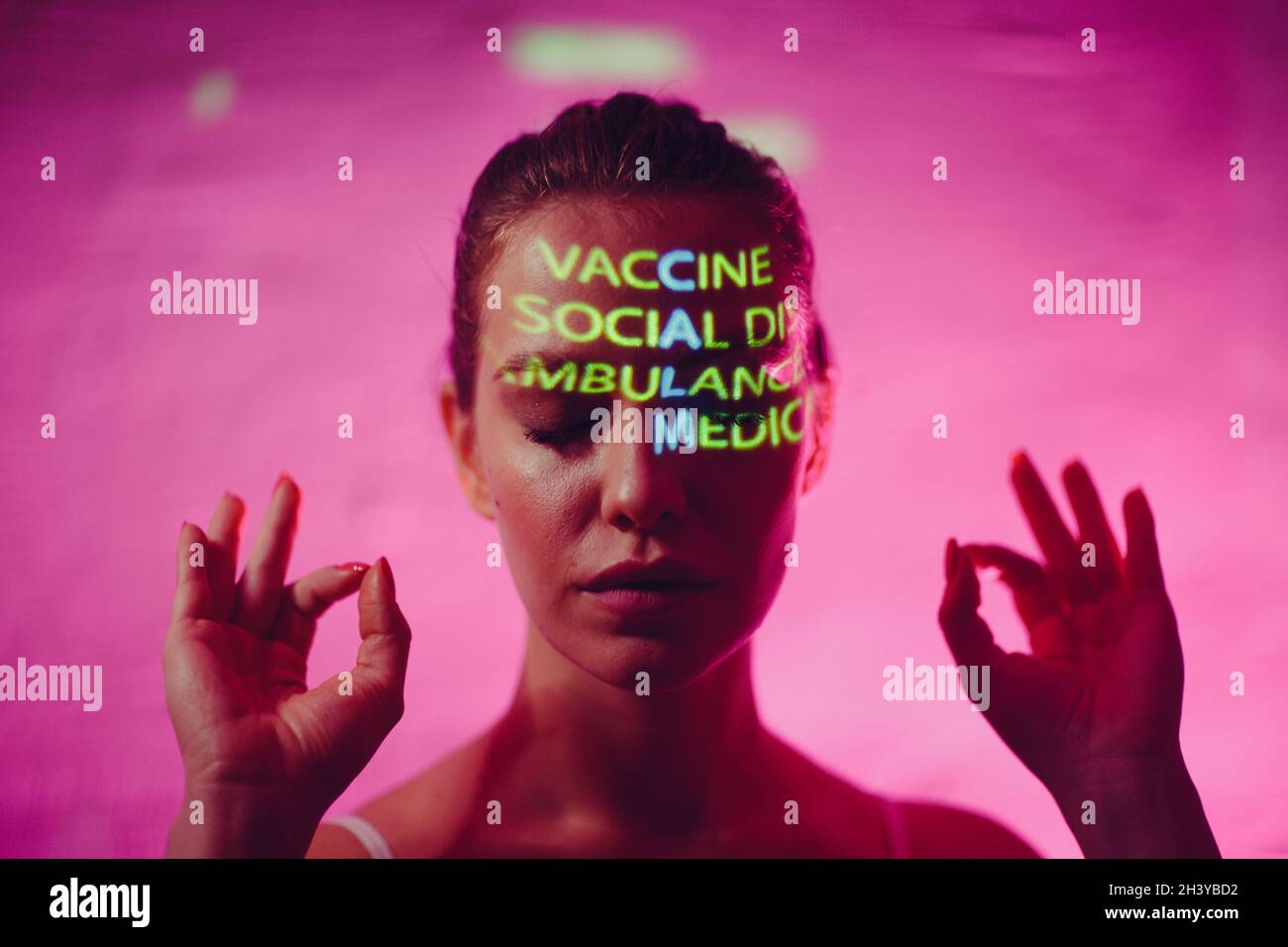 Junge Erwachsene Frau mit Wort ruhig aus Worten Impfstoff zusammengesetzt Soziale Fernambulanz und medizinische Versicherung auf ihrem Gesicht Stockfoto