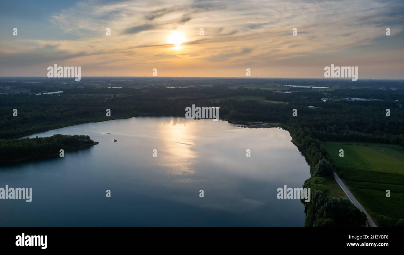 Luftaufnahme von einer Drohne eines wunderschönen dramatischen und farbenfrohen Sonnenuntergangs an der Küste des Sees. Naturlandschaft. Natur in Europa Stockfoto