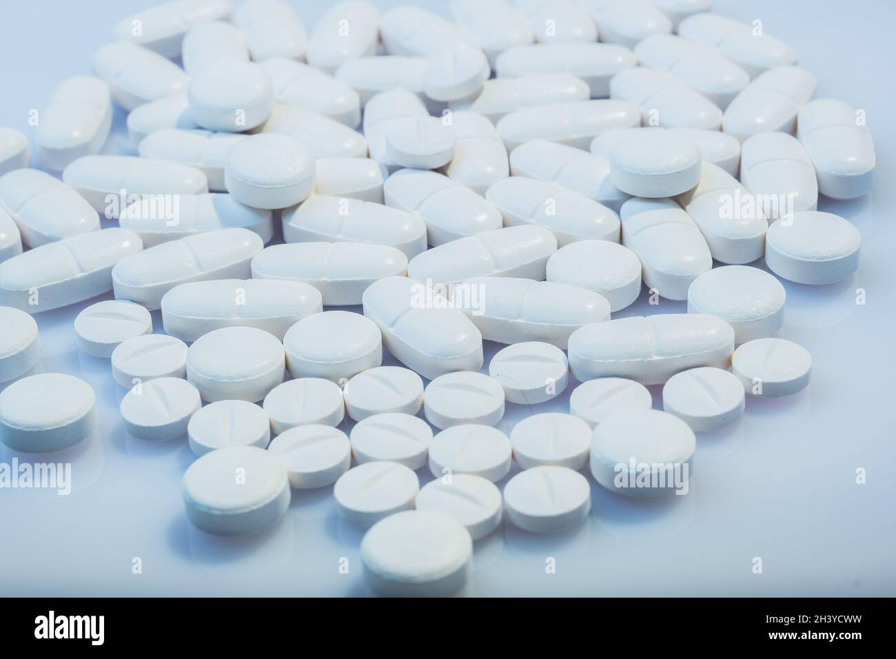 Helsinki / Finnland - 31. OKTOBER 2021: Nahaufnahme von weißen Pillen vor weißem Hintergrund. Stockfoto