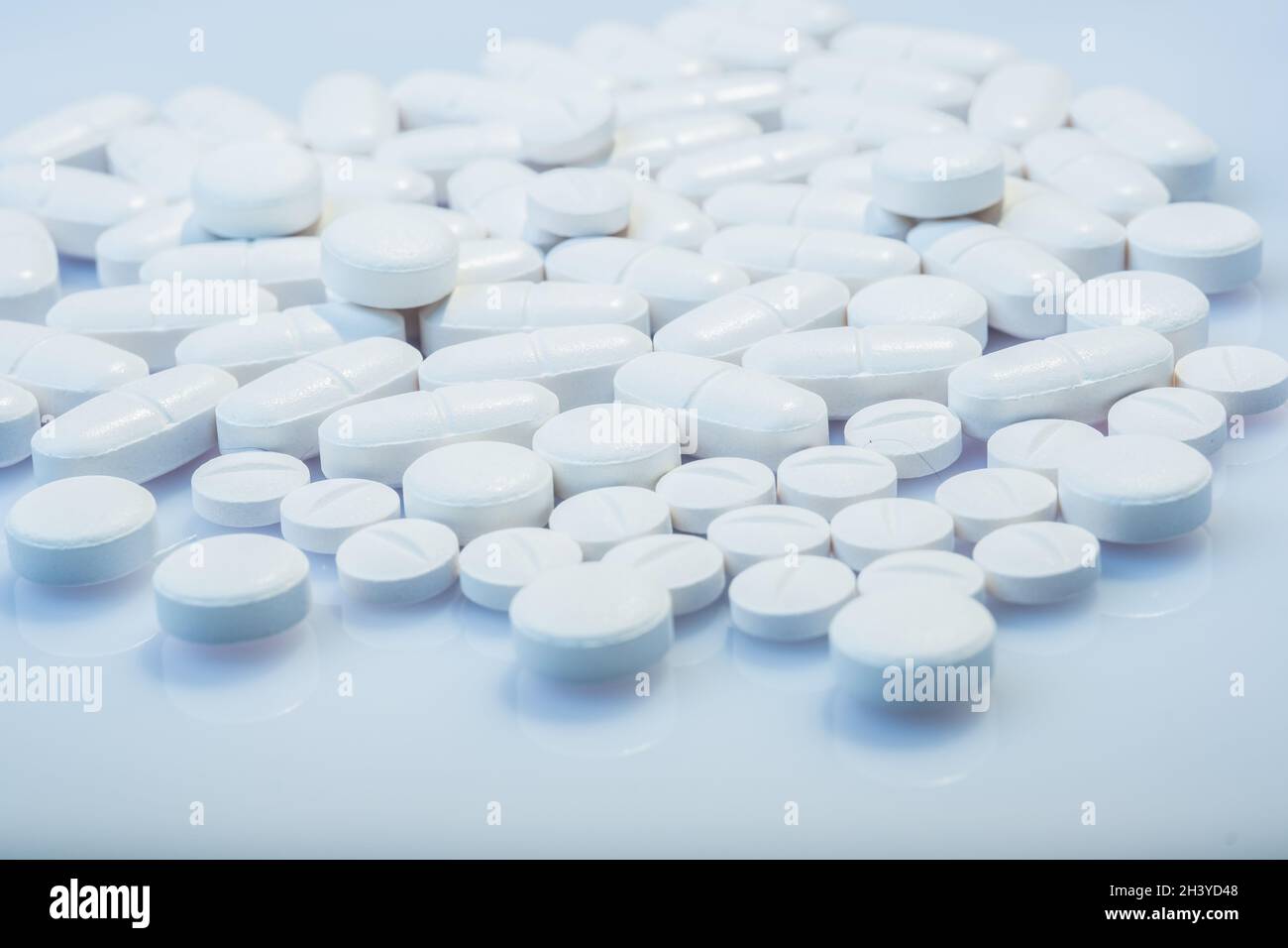 Helsinki / Finnland - 31. OKTOBER 2021: Nahaufnahme von weißen Pillen vor weißem Hintergrund. Stockfoto
