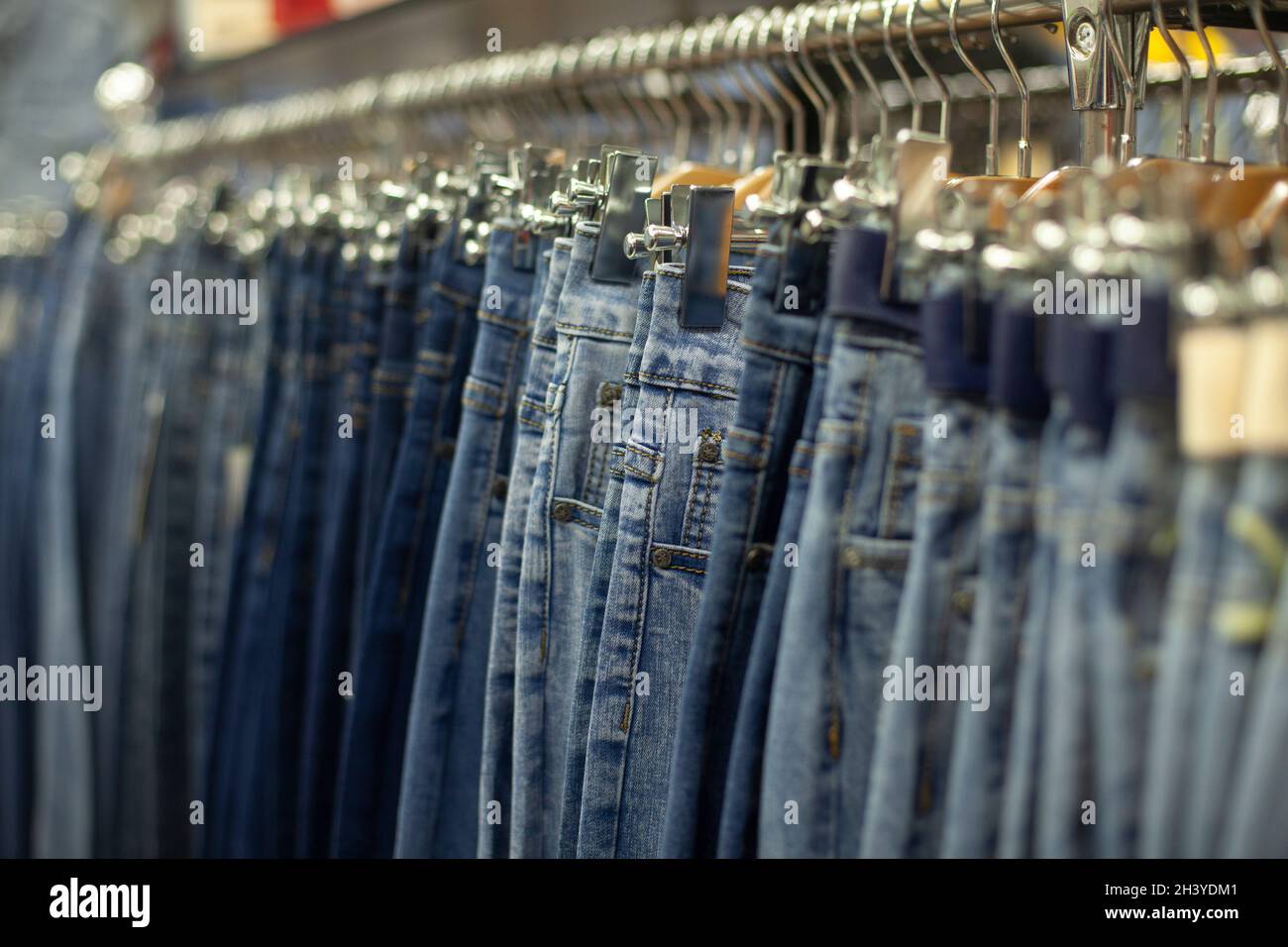 Blaue Jeans im Laden. Viele Hosen hängen in einer Reihe an Kleiderbügeln.  Denim-Bekleidung im Detail. Verkauf von Kleidung im Supermarkt  Stockfotografie - Alamy