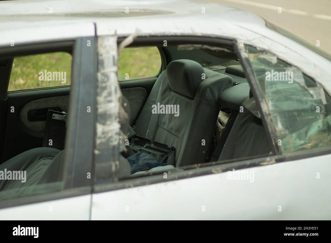 Kaputtes Autoglas. Kaputtes Fenster beim Transport. Auto nach dem Unfall. Stockfoto