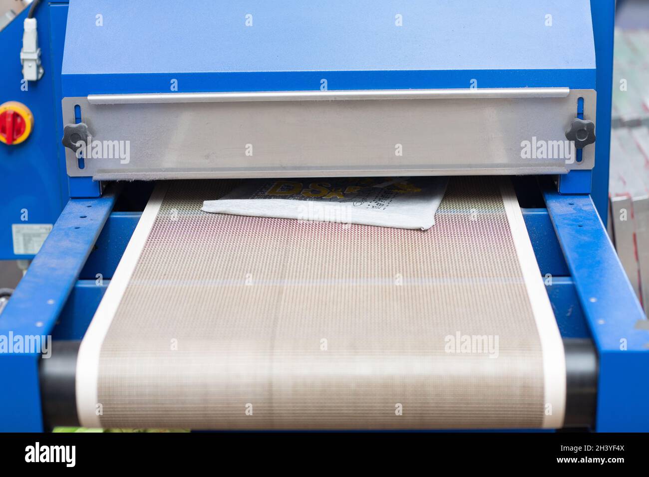 Trockenschrank für Siebdruck-Siebdruck-Siebdruck in der Bekleidungsfabrik. Stockfoto