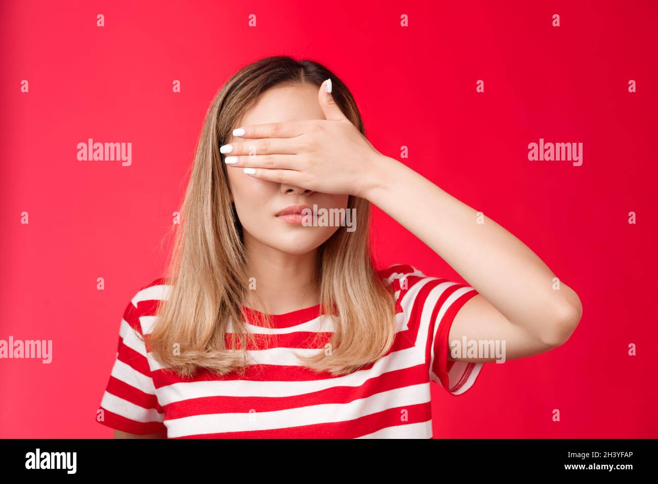 Ernst aussehende intensive asiatische Frau decken Sicht, halten Sie Handfläche auf die Augen nicht sehen schlechte Szene konzentriert aussehen angespannt und unter Druck sta Stockfoto