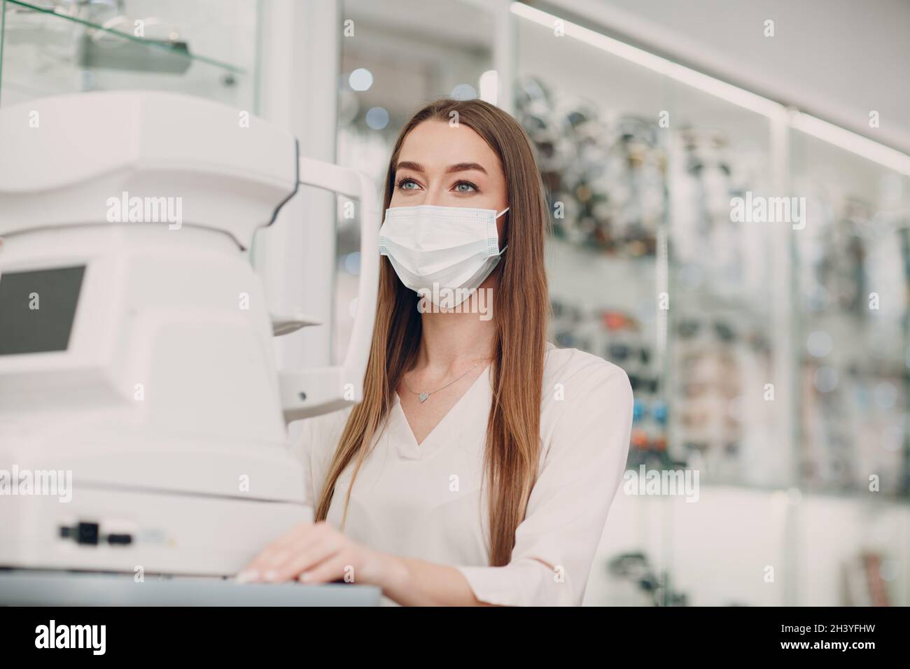 Professionelle Frau Arzt mit Augentests elektronische digitale moderne Geräte Überprüfung Vision Stockfoto