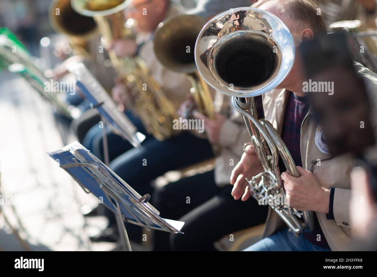 Hands Musiker spielt Musikinstrumente im Orchester. Stockfoto