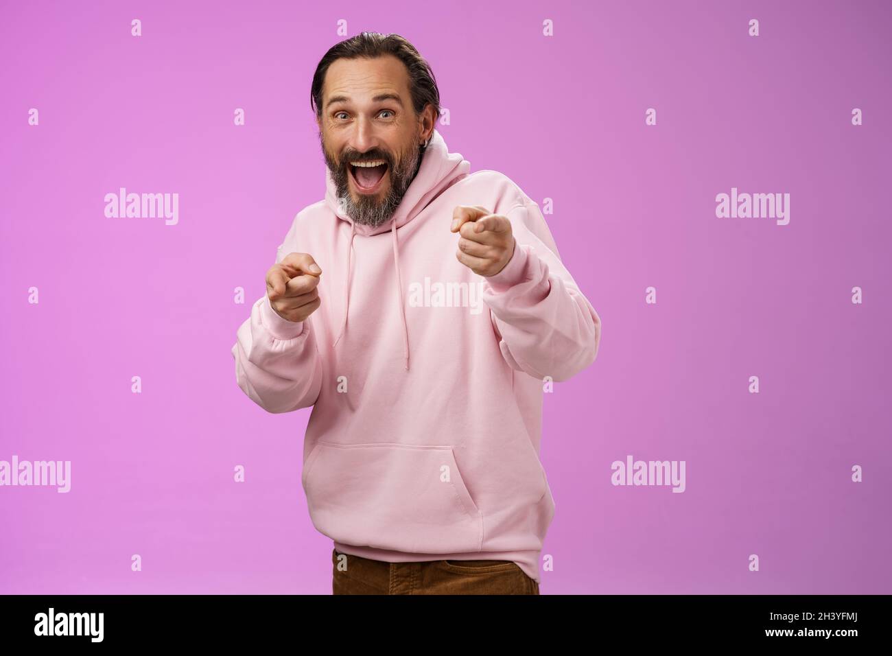 Gotcha. Portrait sorglos lustig amüsant Erwachsenen energiegeladen bärtigen Mann springen pruckenden Freund Spaß lachen glücklich zeigen Stockfoto