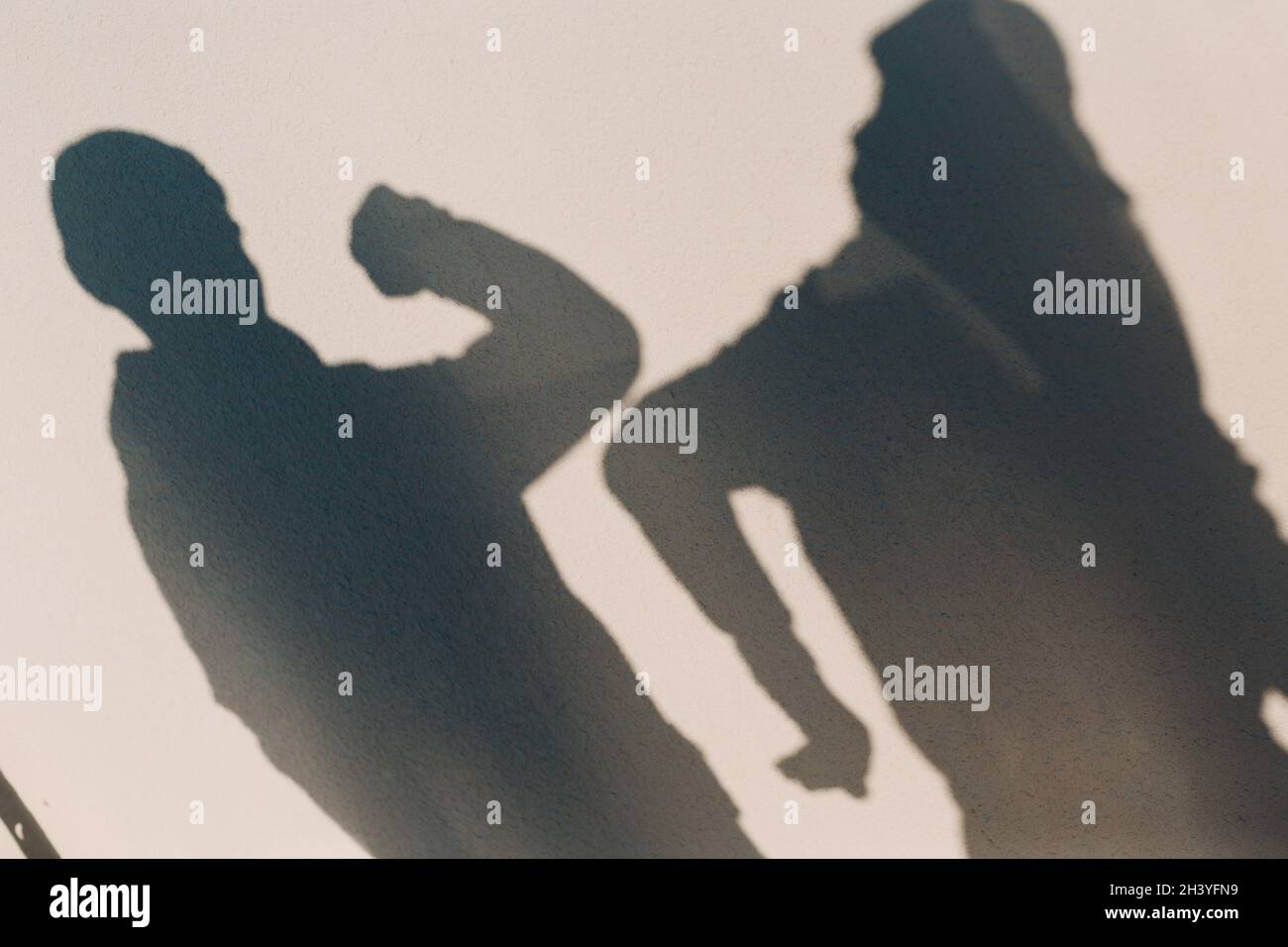 Ellenbogen Anstoßen Sicherheit Gruß von zwei Menschen Schatten an der Wand des Coronavirus COVID-19. Neuer Normalwert. Stockfoto