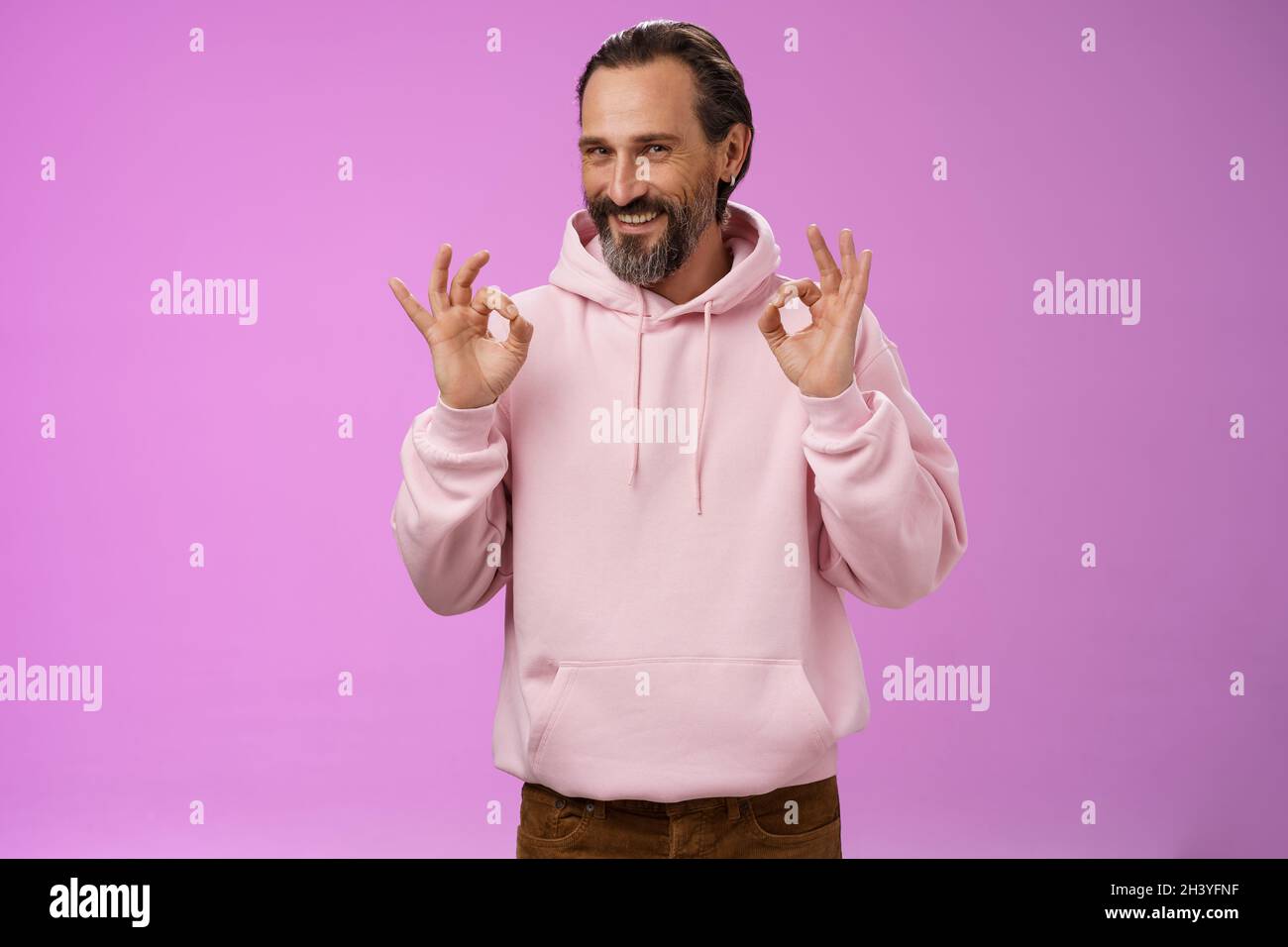 Decious tricky gut aussehende glücklich reifen Mann 50s bärtig grauen Haaren zeigen okay ausgezeichnete Perfektion Geste smug grinking mysterio Stockfoto