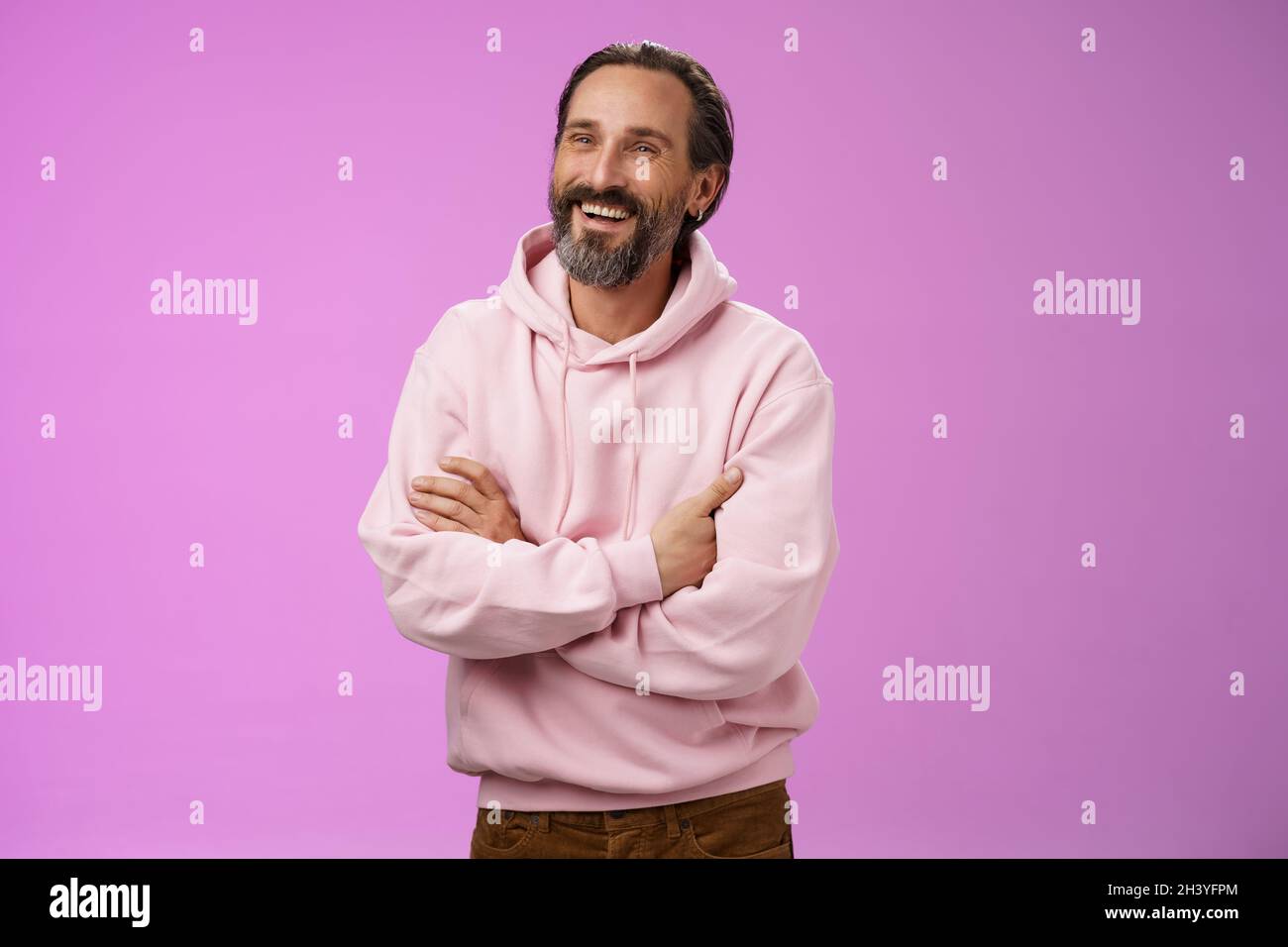 Prooud erfolgreiche verträumt glücklich Erwachsenen bärtigen Mann Urlaub genießen unbeschwertes Leben lachen glücklich Kreuz Arme Brust zuversichtlich Klo Stockfoto