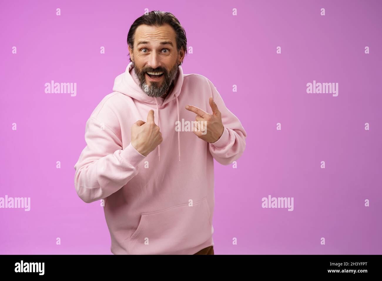 Aufgeregt überrascht Caucasian bärtigen Kerl zeigt sich erstaunt gefragt kann nicht glauben, ausgewählt wurde stehend begeistert pur Stockfoto