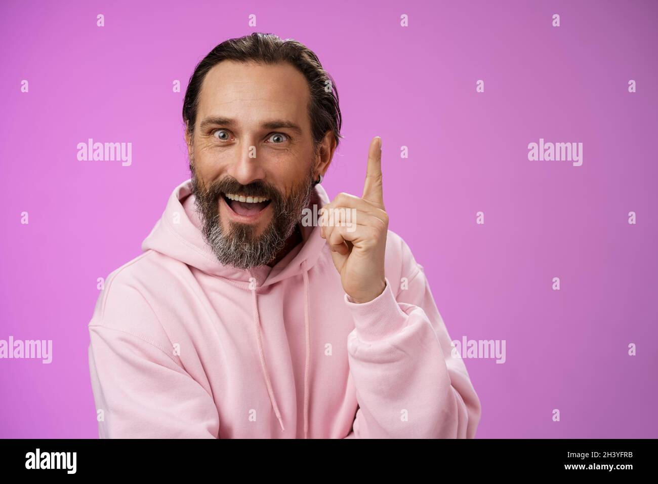 Haben Sie eine gute Idee zuhören. Aufgeregt erregt glücklich charismatischen männlichen bärtigen Kerl erhöhen Indexfinger fügen Suggestion zeigen eureka ge Stockfoto