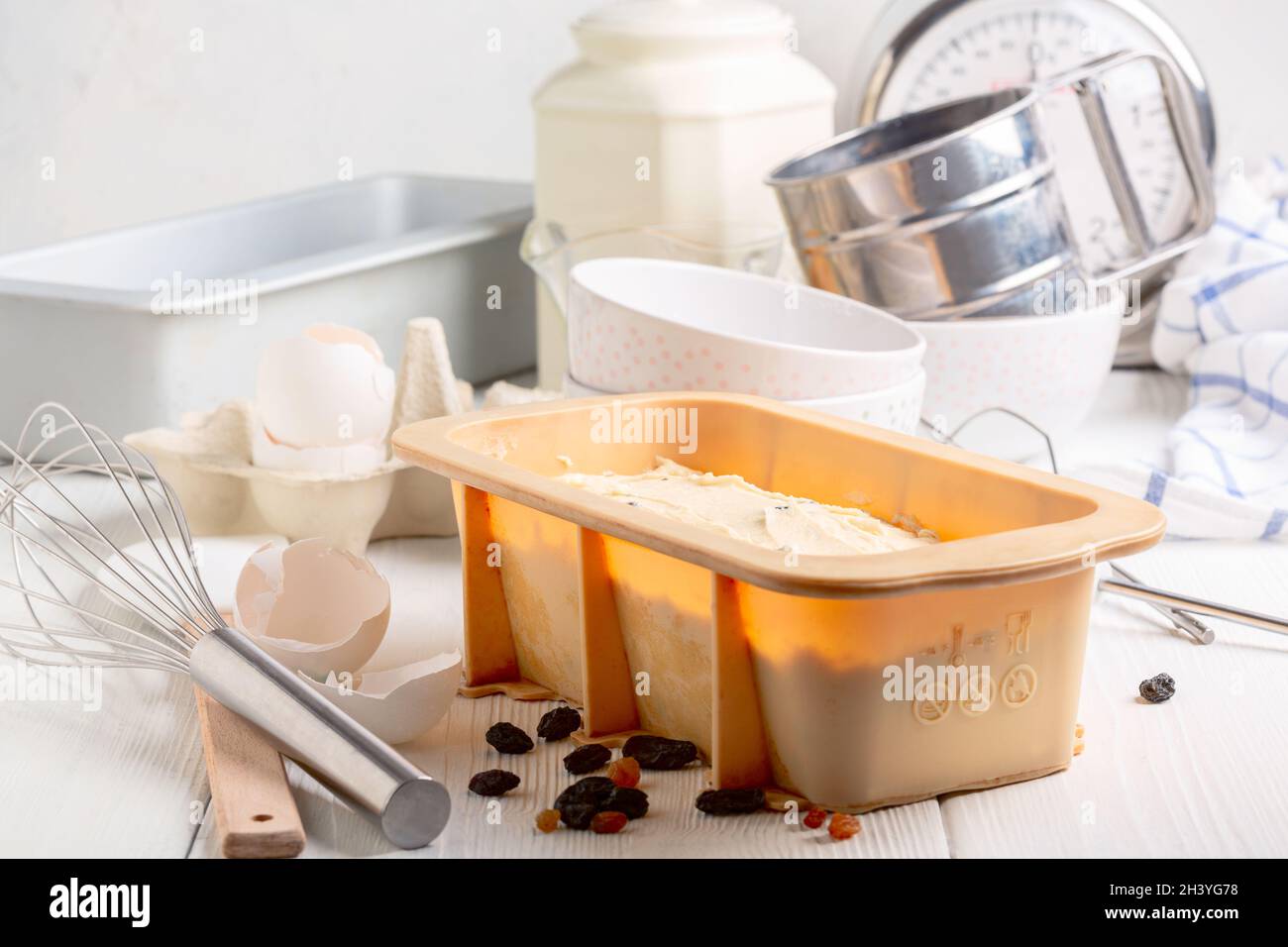 Kuchenteig in einer Silikonform. Stockfoto